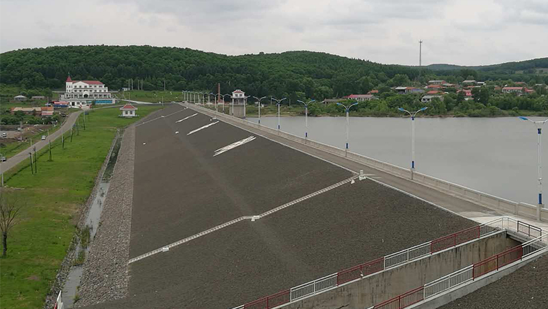 汪清水库土坝背水面碎石护坡工程.jpg